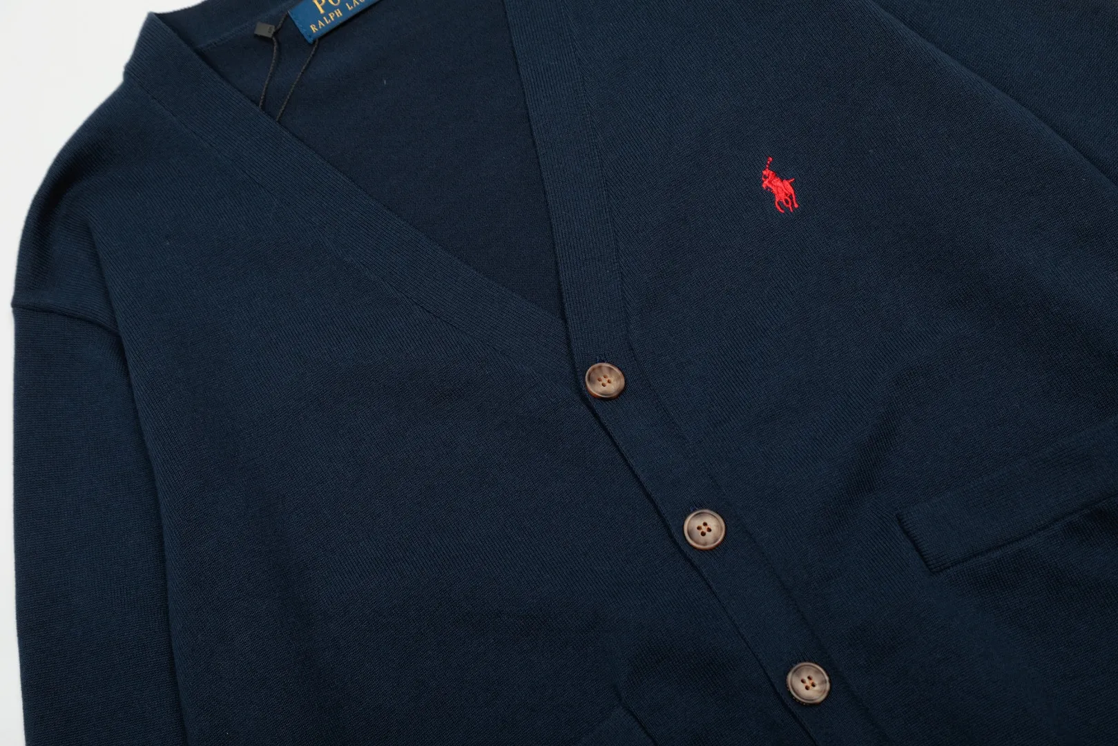 P250 Top quality" Style number: DS813# (not off the shelves all year round) [Ralph Lauren V-neck solid color pony embroidered logo jersey basic cardigan] ✅Ralph Lauren Ralph Lauren classic basic versatile knitted cardigan jacket for men and women couples ✅Main supplier platform live broadcast Wholesale entity Replenish when out of stock Not off the shelf ✅ZP quality 1:1 version Scan the code to enter the GF website Counter quality ✅Detailed quality is the only one in Guangzhou Imported quality cotton yarn, focusing on high-end, cost-effective, good quality needless to say. ✅Restore the original version. The maximum size can be worn up to 180 pounds. Loose, comfortable and stress-free. ✅The upper body is simple and easy to match. A must-have item for ootd. Good-looking clothes are never picky. A must-have for couples of the same style. Size: S-XL. Color: black, off-white, gray, navy.